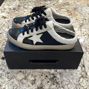 Size 8.5 STAR MULE SNEAKERS